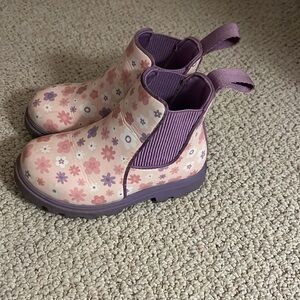 Native boots - water proof and so cute! Excellent condition.